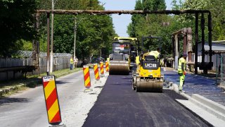 Prima porțiune de asfalt pentru refacerea DJ 712 Trgoviște - Pucioasa